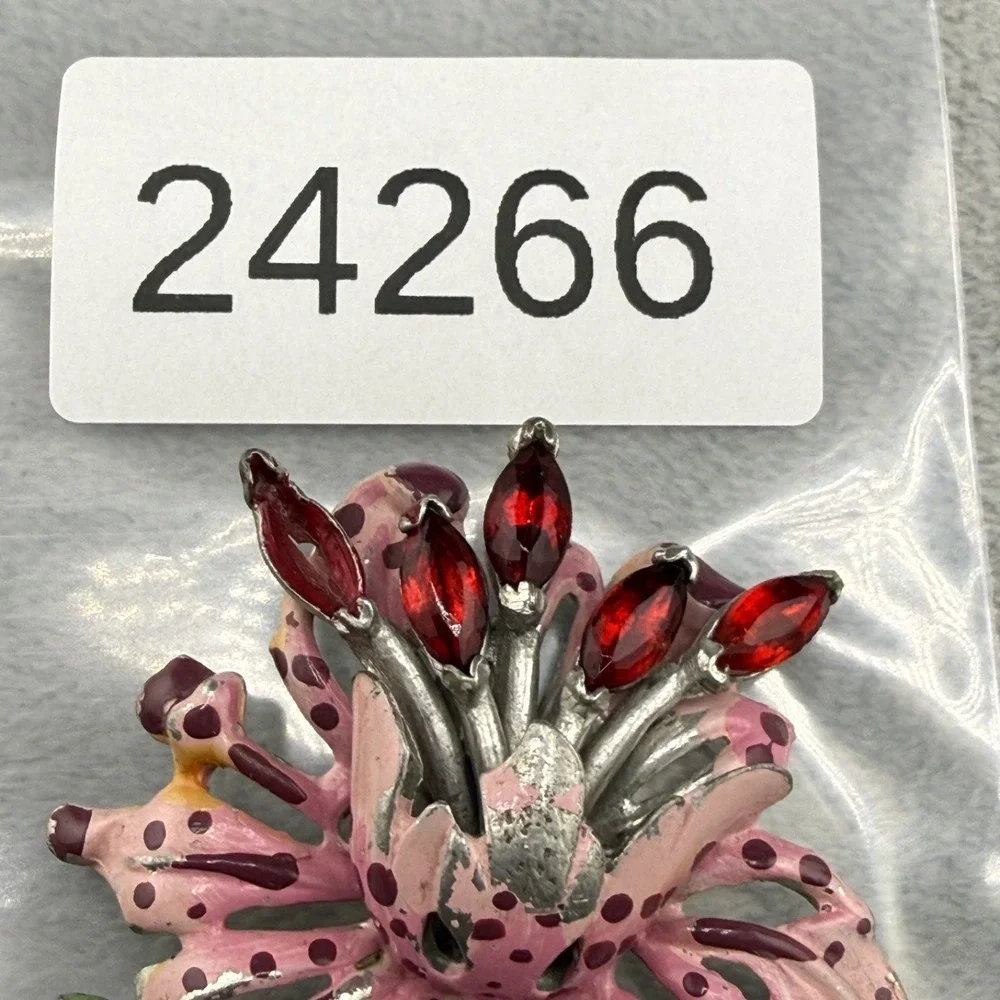 Vintage Pot Metal Brooch Pink Silver Tone Enamel Flower‎